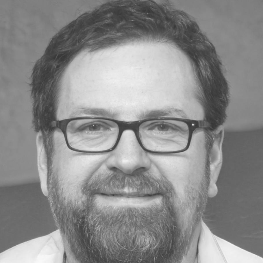 Portrait de Pierre Laurent, Expert en Stratégie Financière